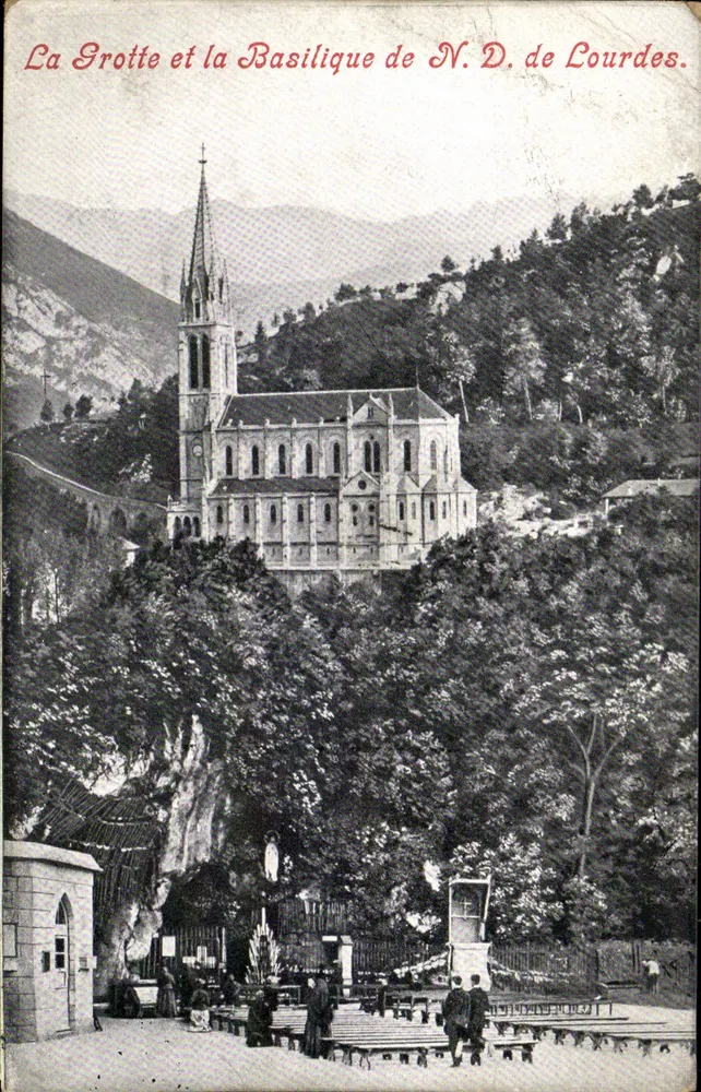 La Grotte et la Basilique de N.D. de Lourdes — vue panoramique avec éditeur 'Edition de l'Alliance Catolique, Lourdes (H.P.)' - Vorderseite