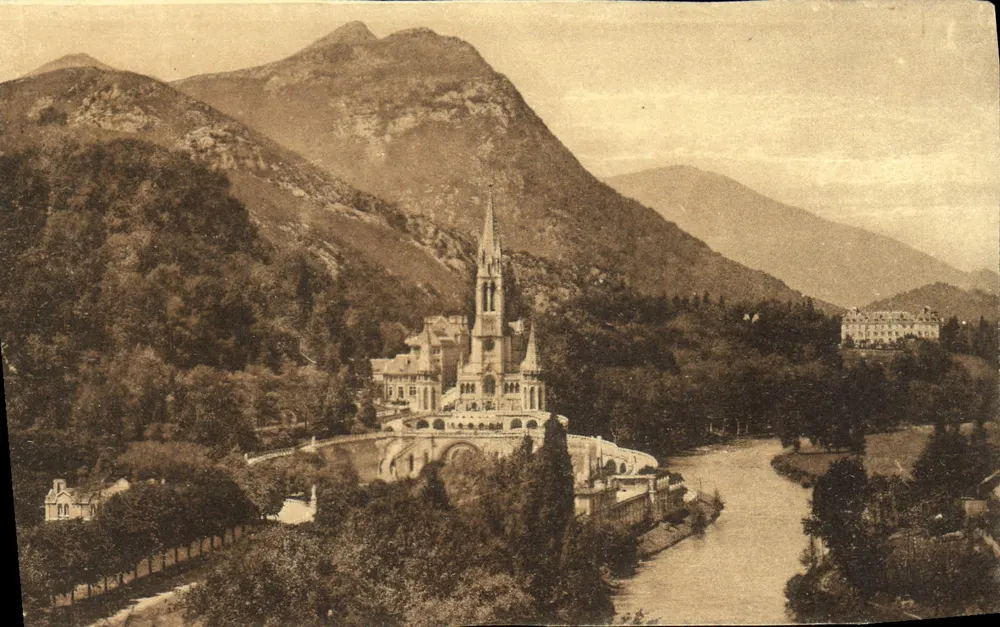 Lourdes — basilique et le Gave — éditeur C° ALSACIENNE DES ARTS PLASTIQUES - STRASBOURG - Frente