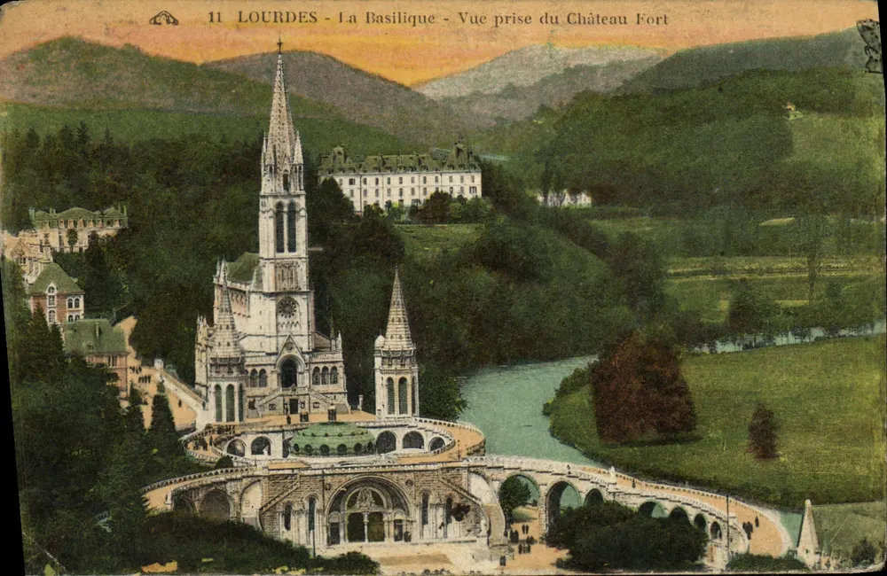 Lourdes — Die Basilika — Ansicht vom Schlossberg - Vorderseite