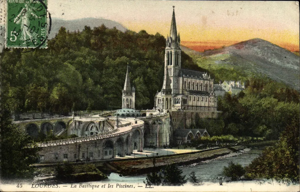 Lourdes — La Basilique et les Piscines — LL. Éditeur LL. N° 45 - Recto