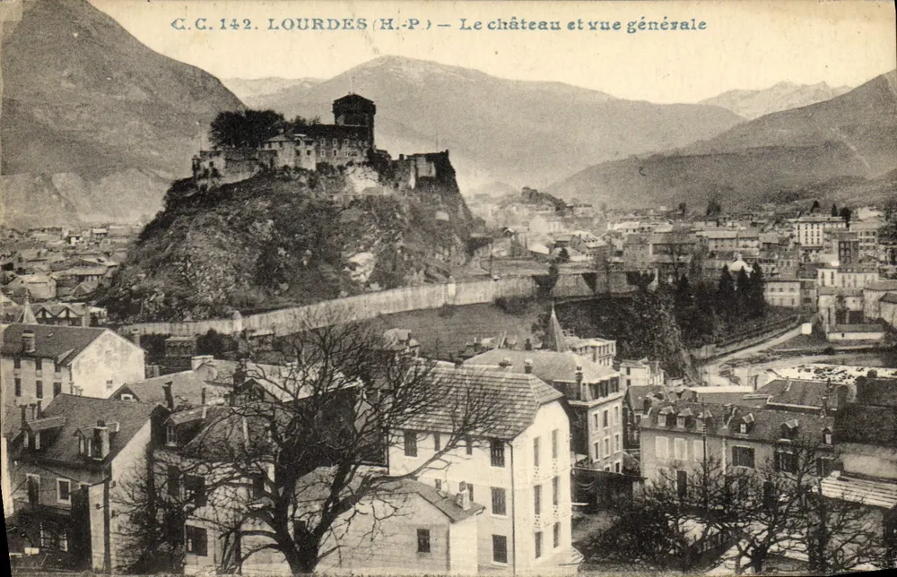 Lourdes (H.-P.) — O castelo e vista geral — C.C. 142 - Frente