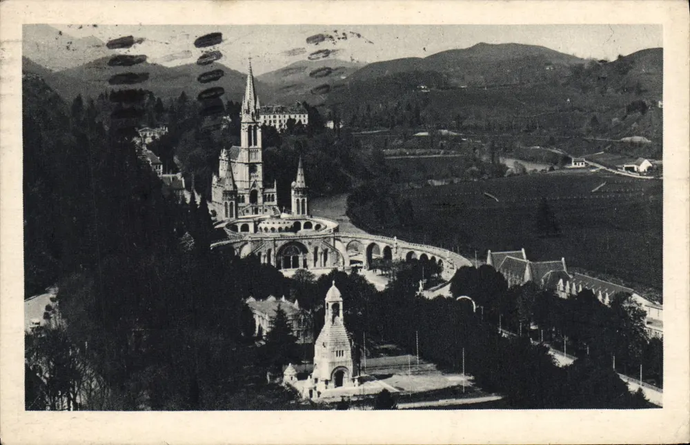 Lourdes — Die Basilika und das Interalliierte Denkmal vom Festungsschloss aus gesehen — Edition P. DOUCET, Serie 41 - Vorderseite