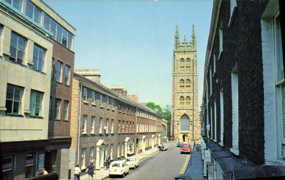 St. Mary Magdalene Kirche, Taunton — Ansicht einer Straße mit Kirche — Verlag Colourmaster International, Nr. PLX6537 - Vorderseite