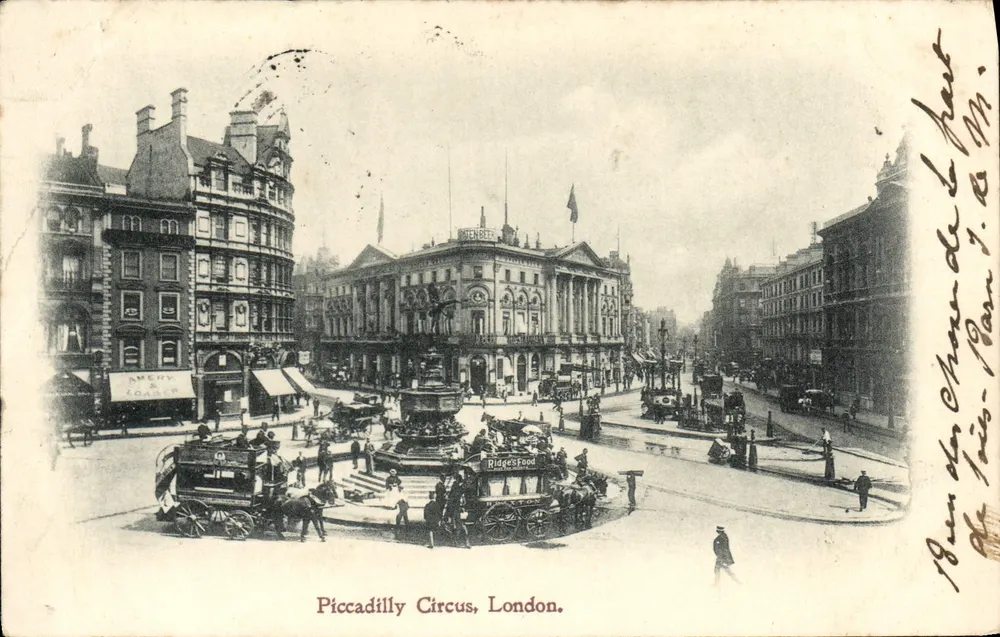 Piccadilly Circus, London — scène urbaine avec fontaine et calèches — éditeur AMENY & LOADER, n° de série non visible - Frente