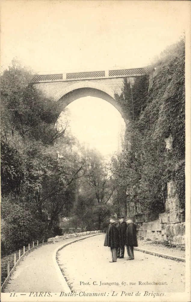 Buttes-Chaumont — O Ponte de Tijolos — Fot. C. Jeangette, 67 rue Rochechouart - Frente