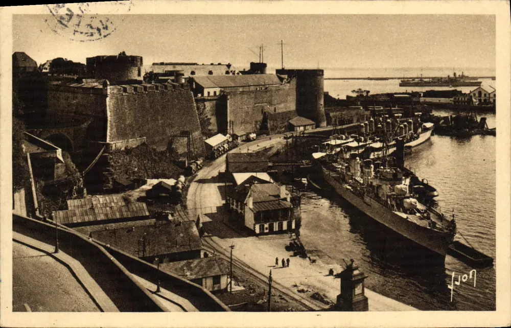 O castelo e a enseada — Les Éditions Françaises n°19 — assinado por L. Lorf - Frente