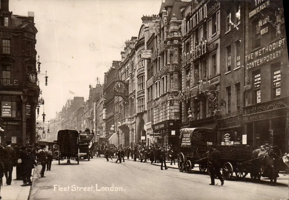 Fleet Street, Londres — vista animada com veículos e edifícios — Série Fotográfica Davidson Bros. - Frente