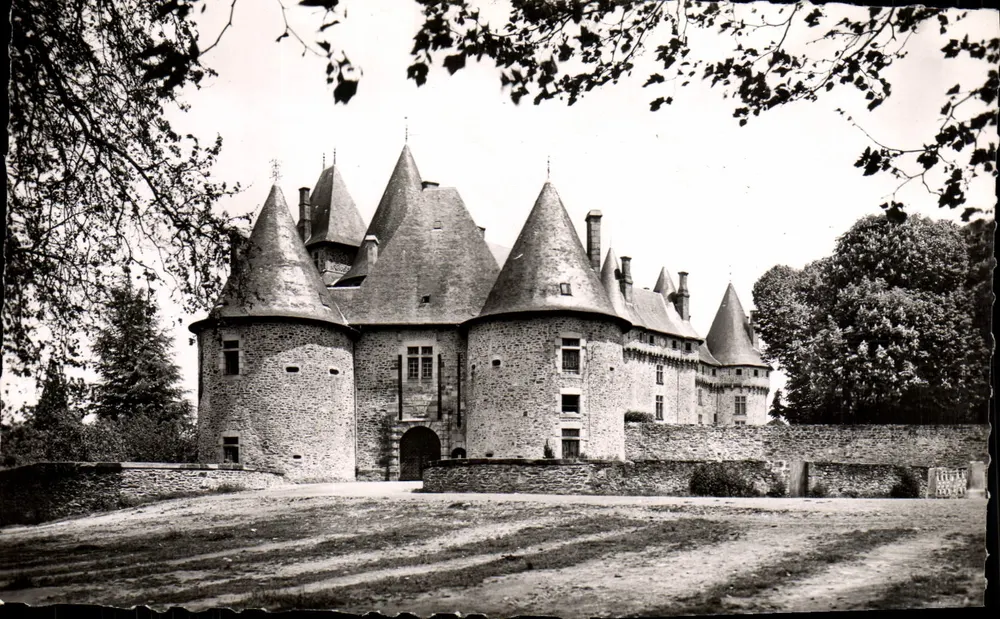 Pompadour (Corrèze) — A Entrada do Castelo — E. G. Paris, proibida - Frente
