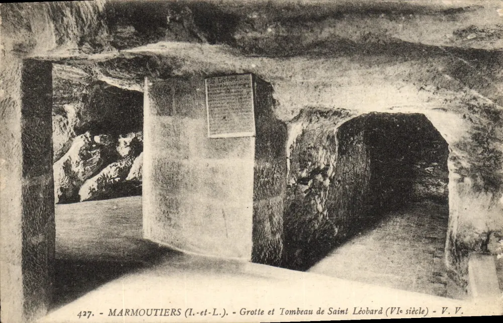 Marmoutiers (Indre-et-Loire) — Gruta e Túmulo de São Léobard (século VI) — V. V. - Frente