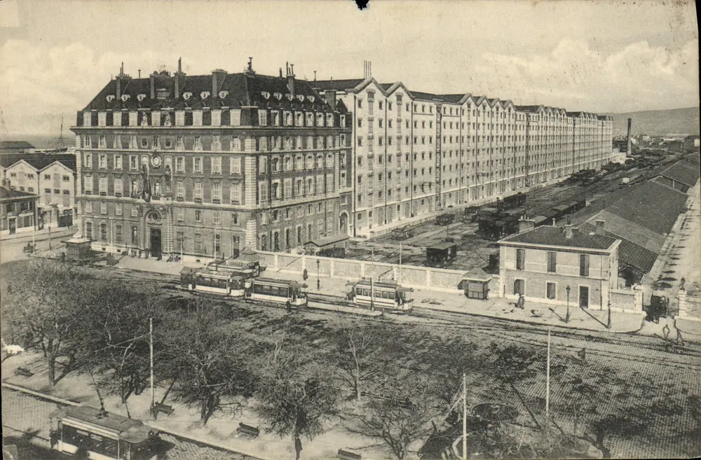 Gare de Marseille — vue des bâtiments et des tramways — éditeur 'Atelier de Phototypie G. de Marseille' - Frente