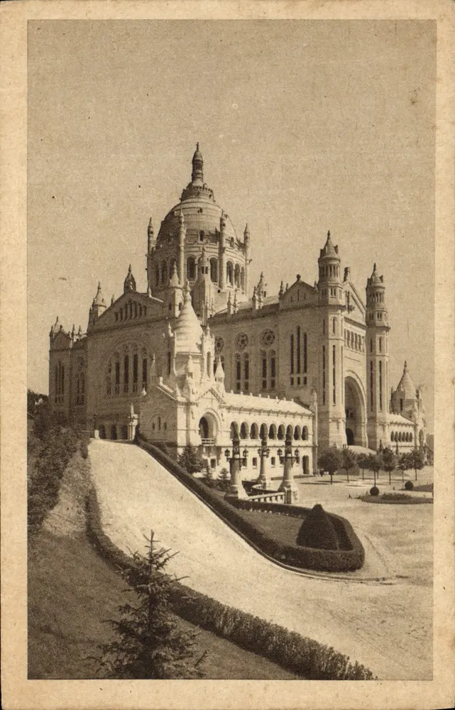 Die Basilika von Lisieux — Perspektive des Eingangs zum Vorplatz — Verlag BSL, n°3 bis - Vorderseite