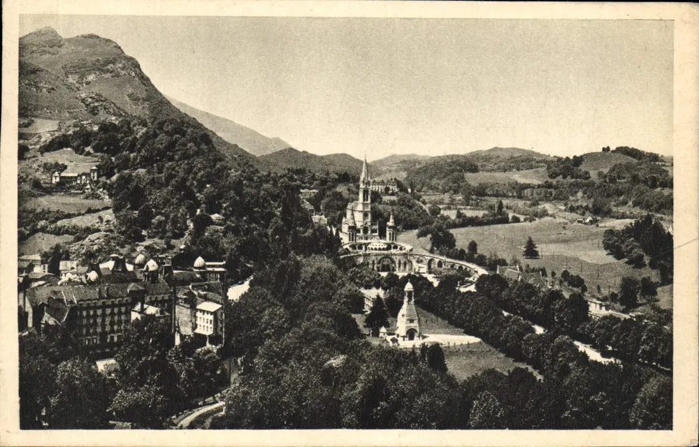 Lourdes — Die Basilika und der Calvary vom Schloss aus gesehen — Ausgabe P. Doucet - Vorderseite