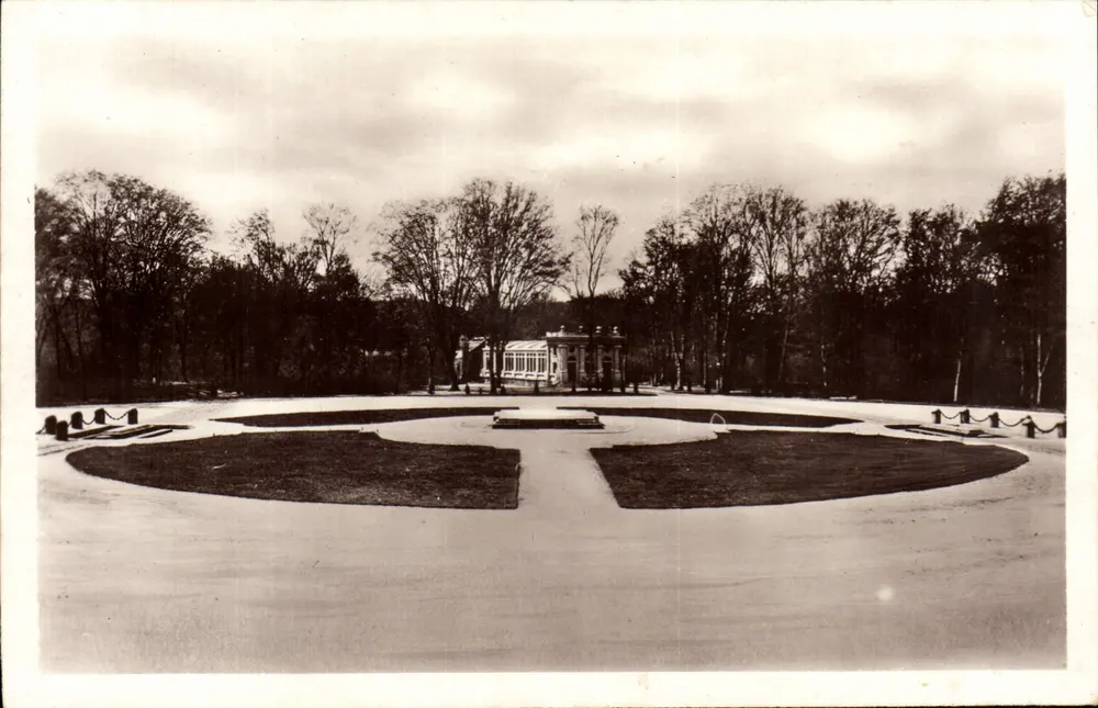 Wald von Compiègne — Allgemeiner Blick auf die Armistice-Clairière — Im Hintergrund das Schutzhaus des Marschalls Foch - Vorderseite