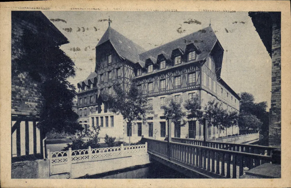 Hôtel de ville de Lisieux — éditeur : Delaporte, n° 551 - Frente