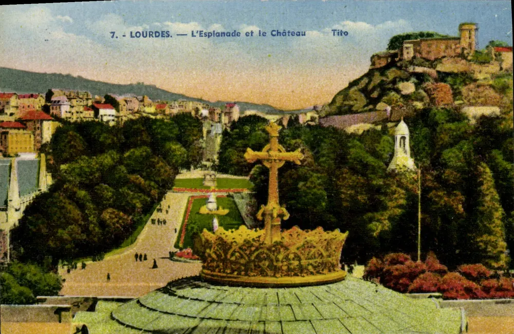 Lourdes — A Esplanada e o Castelo — Tito - Frente