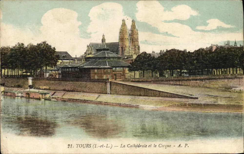 Tours (Indre-et-Loire) — La Cathédrale et le Cirque — A. P. - Frente