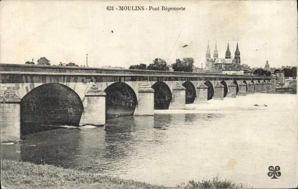 Moulin - Pont Régemorte — vista do ponte e da catedral — editor MT - Frente