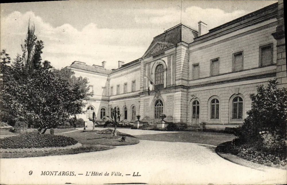 Montargis — L'Hôtel de Ville — LL. - Recto