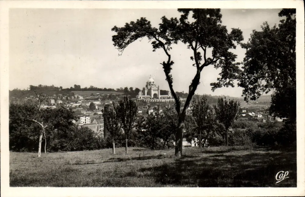 Lisieux — Vista geral em direção à Basílica — editor Cap - Frente