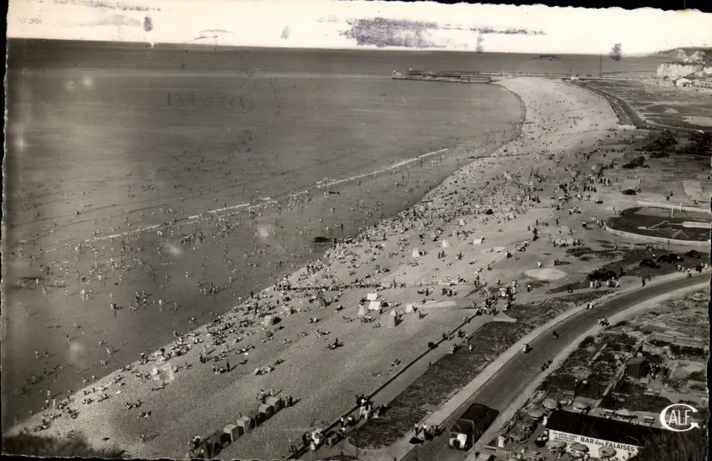 Praia de Dieppe — visão geral com banhistas e bar — editor CALF, n° 36 - Frente