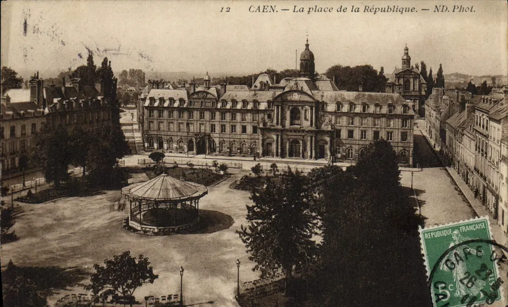 CAEN — A praça da República — ND. Fot. - Frente