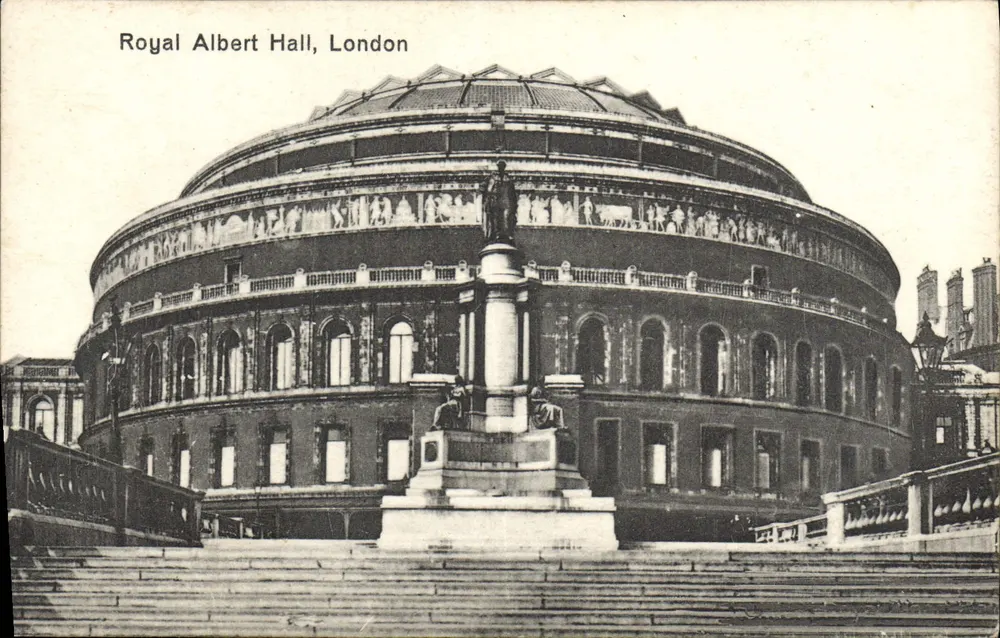 Royal Albert Hall, Londyn — widok z zewnątrz z figurą na pierwszym planie — wydawca nieznany, nr serii 6912 - Awers