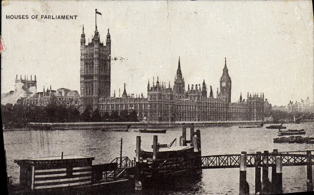 Houses of Parliament — Blick von der Themse mit Tower Bridge im Hintergrund — Verlag nicht sichtbar - Vorderseite
