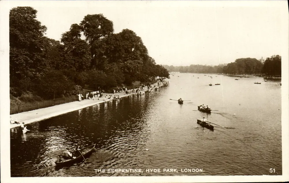 The Serpentine, Hyde Park, Londres — vista do lago com remadores e passeantes — série 51 - Frente
