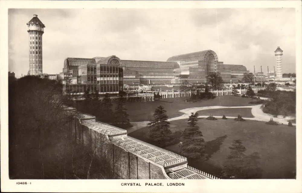 Crystal Palace, Londres — vista panorâmica do grande edifício de vidro e das torres de água — Kingsway Real Photo Series n°10486-1 - Frente