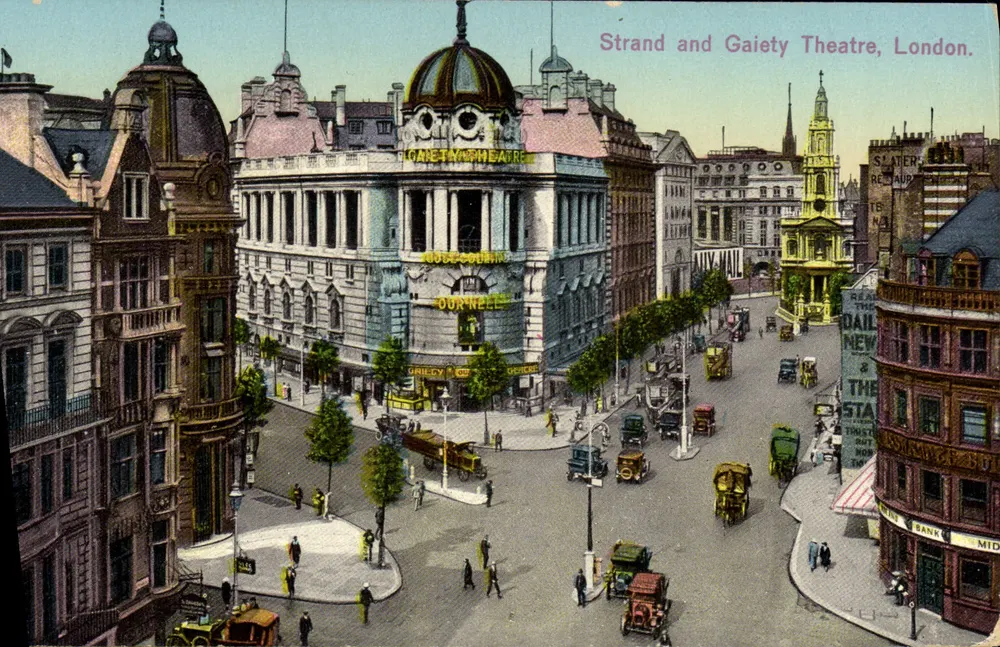 Strand und Gaiety Theatre, London — Ansicht der Straße mit Fahrzeugen — Verlag unbekannt, Seriennummer nicht sichtbar - Vorderseite