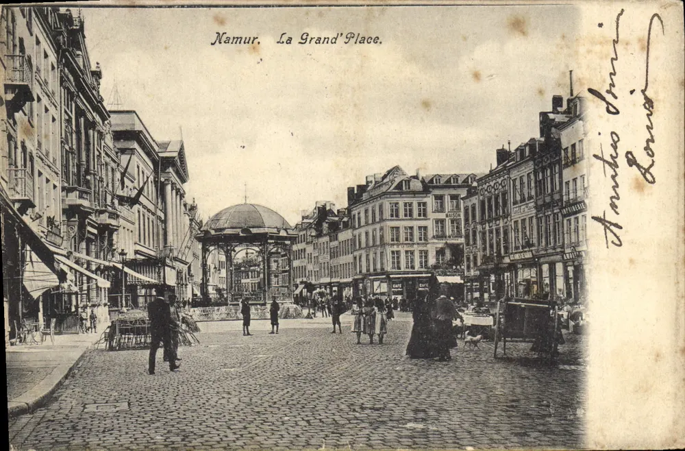 Namur. A Grand'Place — vista da praça central com quiosque e comércios — editor desconhecido, número de série não visível - Frente