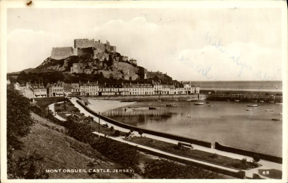 Mont Orgueil Castle, Jersey — vue panoramique du château sur la colline et du port avec bateaux — éditeur 'GREETINGS POST CARD' n°65 - Awers
