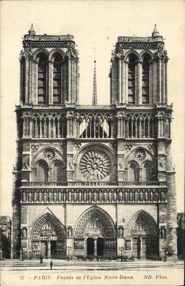 Paris — Facha da Igreja de Nossa Senhora — ND. Phot. - Frente