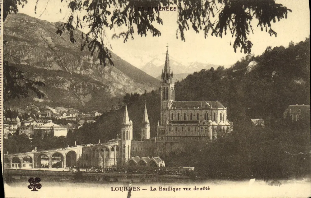 Lourdes — A Basílica vista de lado — Editor Les Pyrénées - Frente