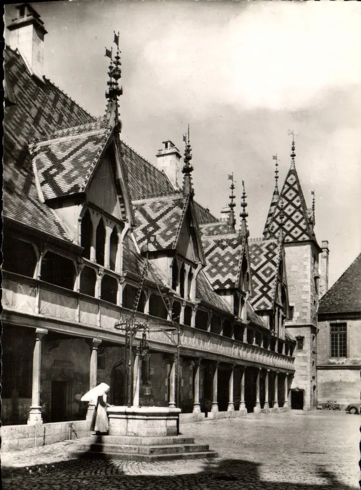 Beaune (Côte-d'Or) — Hôtel-Dieu, Cour d'Honneur (1443) — Commer Impalacón - Frente