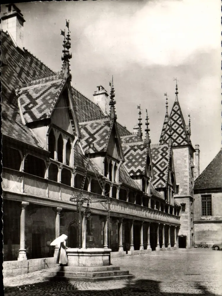 Beaune (Côte-d'Or) — Hotel-Dieu, Cour d'Honneur (1443) — Combiér (S.-et-L.) - Frente