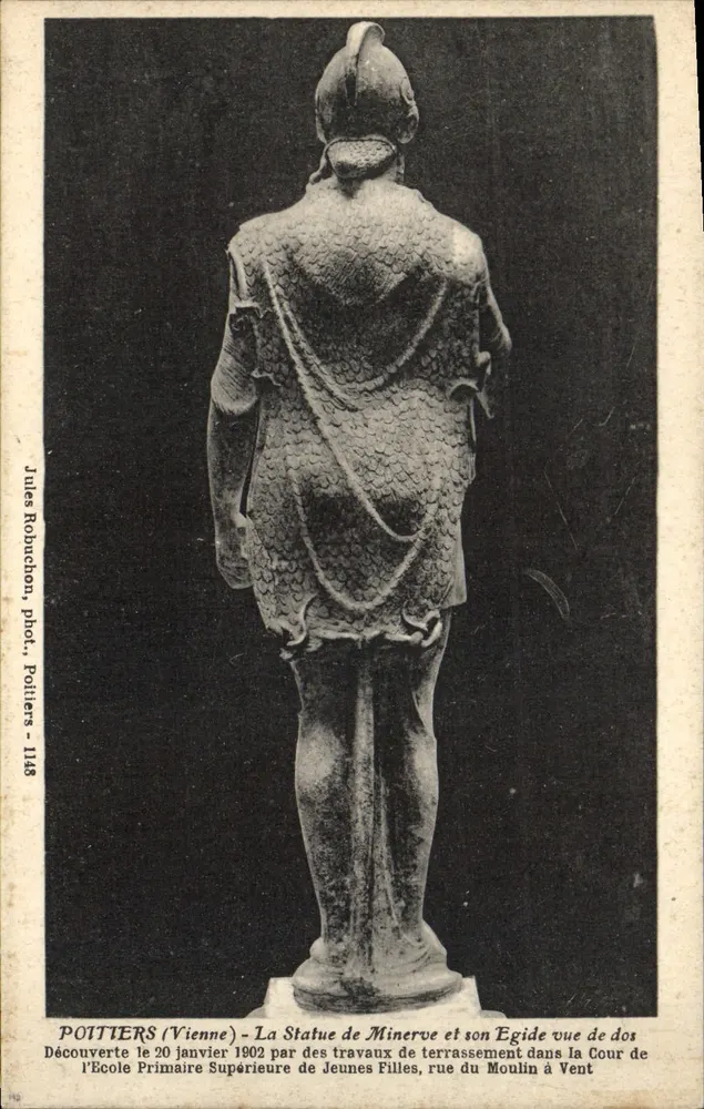 Poitiers (Vienne) - Die Statue der Minerva und ihr Schild von hinten gesehen - Jules Robuchon, Foto. Poitiers - 1148 - Vorderseite