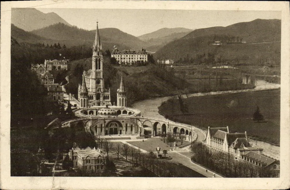Lourdes — Die Basilika vom Schloss aus gesehen — Ausgabe P. DOUBET - Vorderseite