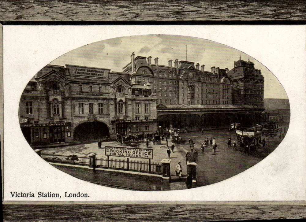 Estação Victoria, Londres — vista da estação e da « Booking Office for all trains » — Unifkum-Series - Frente