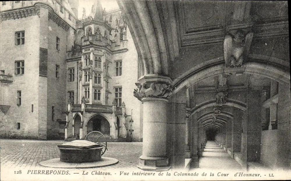 PierreFonds — Das Schloss. Innenansicht der Säulenreihe der Ehrenhof — LL - Vorderseite