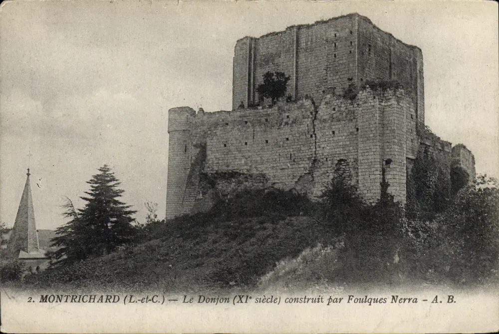 Montrichard (Loire-et-Choiseul) — O Donjon do século XI construído por Foulques Nerra — A. B. - Frente