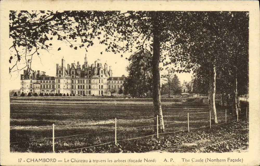 Chambord — Das Schloss durch die Bäume (Nordfassade) — A.P. - Vorderseite