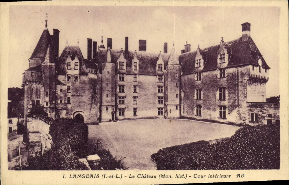 Langeais (Loire-et-Loire) — O Castelo (Monumento Histórico) — Cour Intérieure — Fototipia A. Blanchar, Langeais - Frente