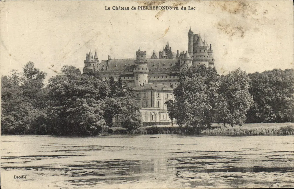 O Castelo de PIERREFONDS visto do Lago — Dacelle - Frente