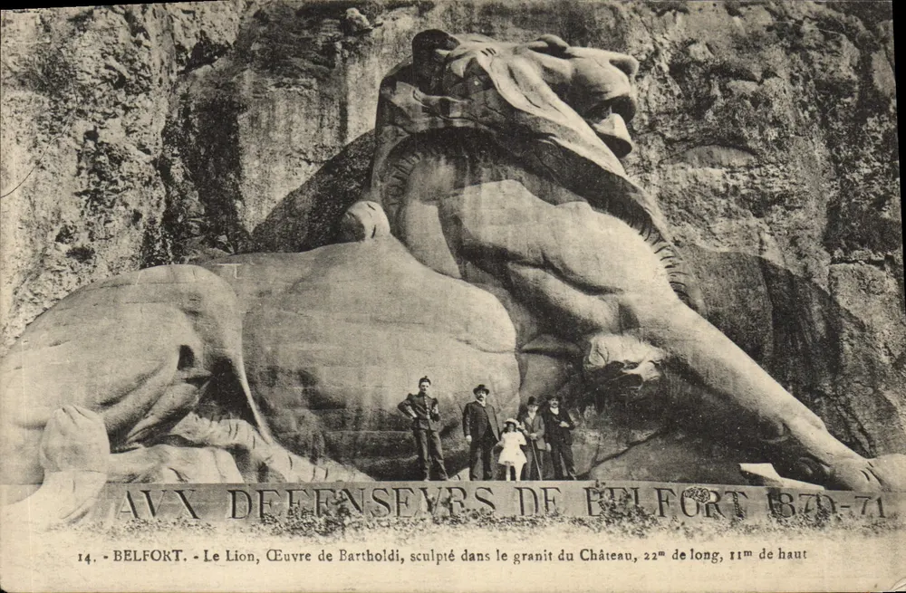 Belfort - O Leão, obra de Bartholdi, esculpido no granito do Castelo, 22m de comprimento, 11m de altura - Frente