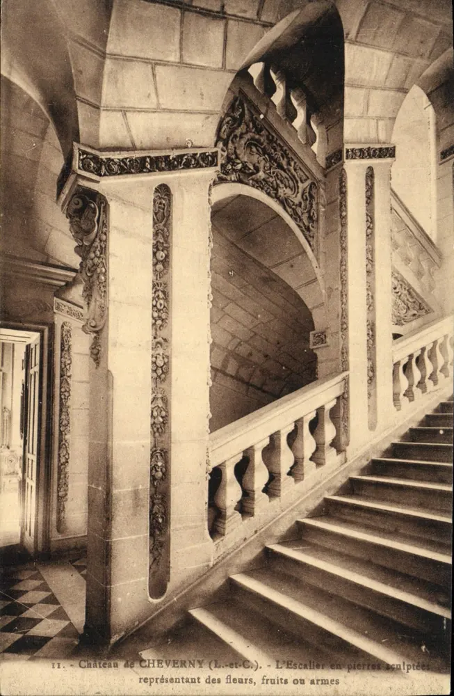 Château de Cheverny — Die Treppe mit geschnitzten Steinen, die Blumen, Früchte oder Wappen darstellen — L. Lanorma & Ouléass - Vorderseite
