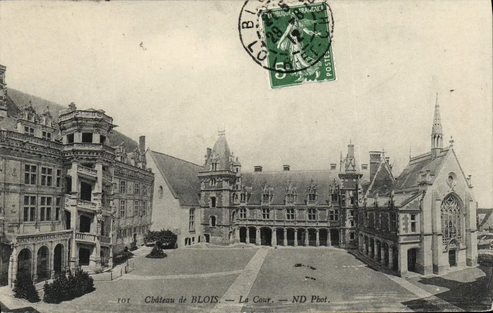Castelo de Blois — A Cour — ND Fot. - Frente