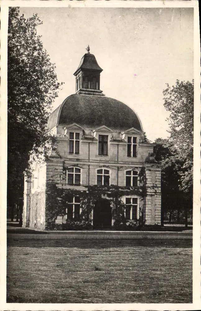 Der Dom — Einzig verbliebene Gebäude des Schlosses Richelieu — Verlag: Rohnhütte - Vorderseite