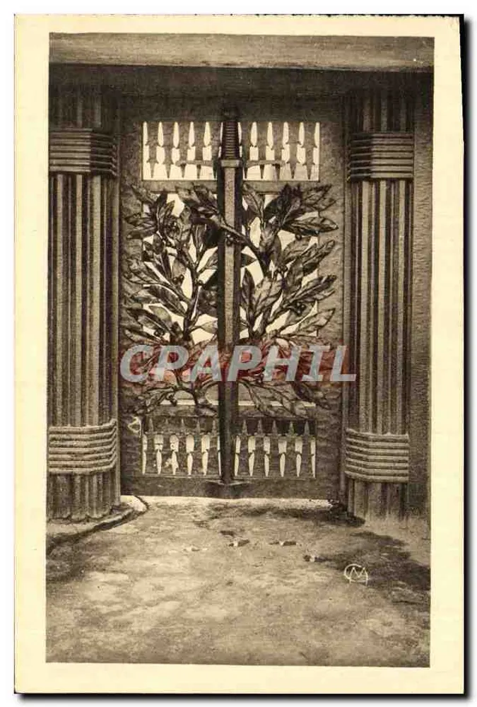 Denkmal der Baionetten-Schützengraben — Eiserne Eingangstür — (E. BRANDT, Kunstschmied) - Vorderseite