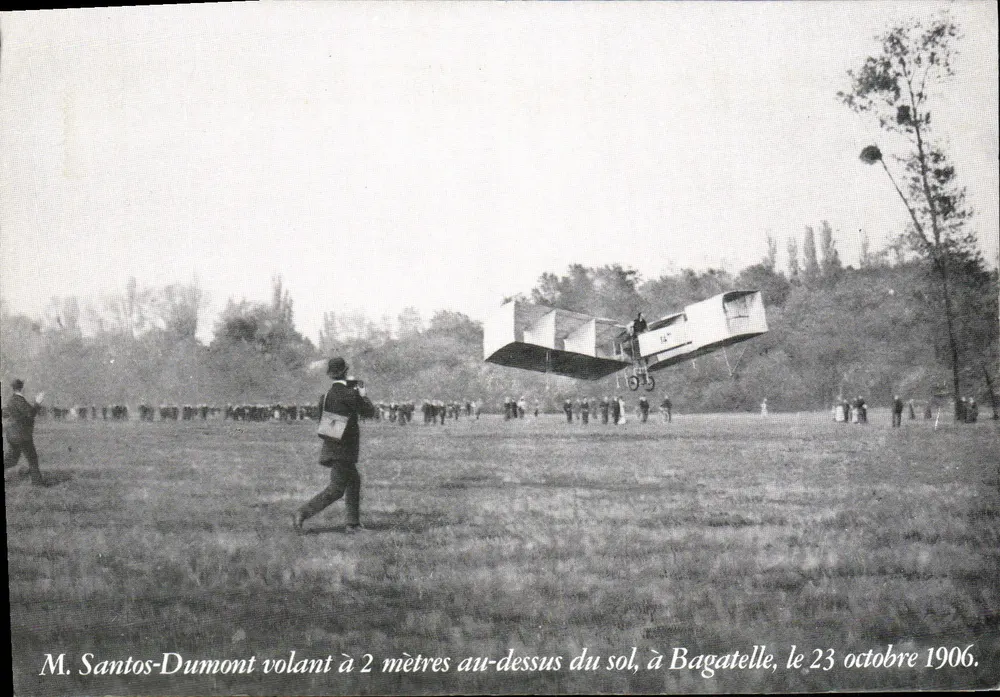 Herr Santos-Dumont fliegend 2 Meter über dem Boden — in Bagatelle, am 23. Oktober 1906 — Verlag GRANDS DOSSIERS, Nr. 335 D - Vorderseite